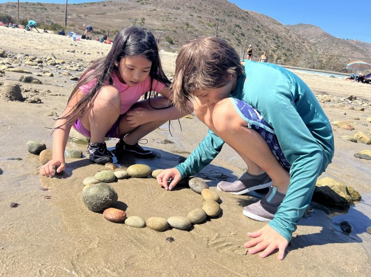 ES beach trip students sand rocks